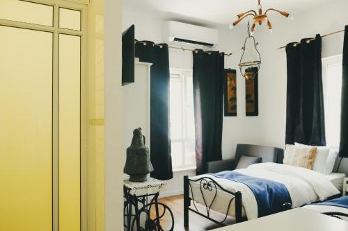 room detail thumbnail 1