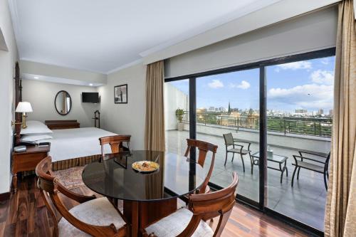 Junior Suite, Executive lounge access, 1 bedroom suite, 1 king