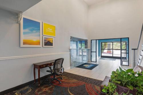 Days Inn by Wyndham Lincoln - image 11