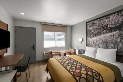 Super 8 By Wyndham Fort Bragg in ฟอร์ตบรากก์ (CA)