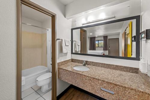 Days Inn by Wyndham Independence - image 6