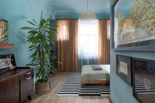 Dark & Moody Mid Century Apartment, Rīga (photo 5)