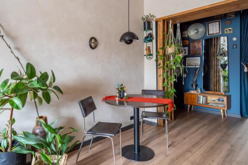 Dark & Moody Mid Century Apartment, Rīga (photo 10)