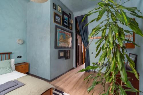 Dark & Moody Mid Century Apartment, Rīga (photo 8)