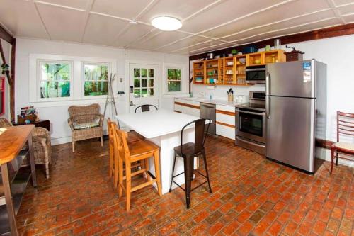 Iekārtas, Unique Restored Barn Rental Perfect for Families near the Croatan National Forest, NC in James City (NC)
