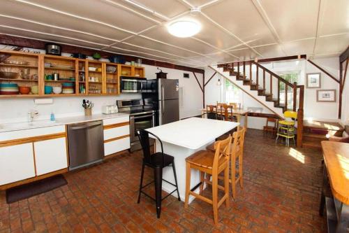 Iekārtas, Unique Restored Barn Rental Perfect for Families near the Croatan National Forest, NC in James City (NC)