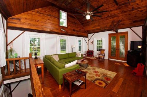 Unique Restored Barn Rental Perfect for Families near the Croatan National Forest, NC in James City (NC)