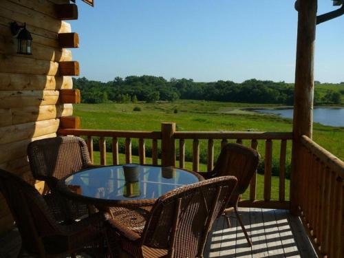 陽台/露台, Lovely Lakeside Suite Rental on Eco-Friendly Ranch near Lincoln, Nebraska in 阿比特麗斯
