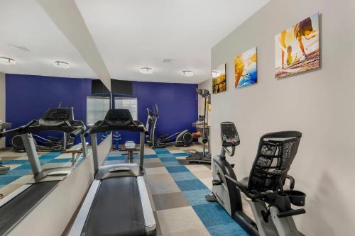 Comfort Inn and Suites - image 2