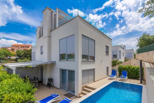 Luxurious villa with heated pool and rooftop jacuzzi – khách sạn tại Malinska