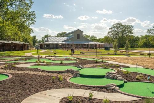 Mini golf pálya, Cute Cabin Rental in Waco, for Wonderful Family Glamping in Texas in Bosqueville