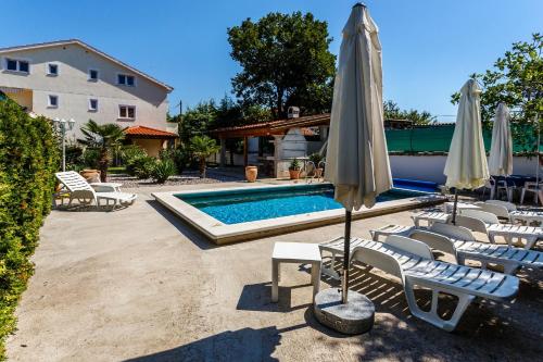 Family friendly apartments with a swimming pool Sveti Anton Krk - 5291 - image 5