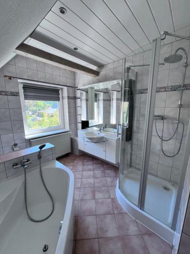 浴室, Romantische Ferienwohnung für 5 mit Hund im Erzgebirge (Romantische Ferienwohnung fur 5 mit Hund im Erzgebirge) in 格林海恩-拜埃爾費爾德