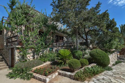 Apartments by the sea Cove Pokrivenik, Hvar - 5223 in Zastražišće
