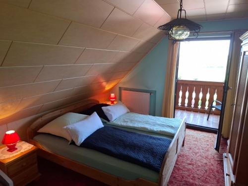 1 queen bed, 1 twin bed