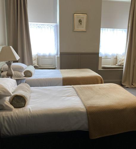 2 twin beds