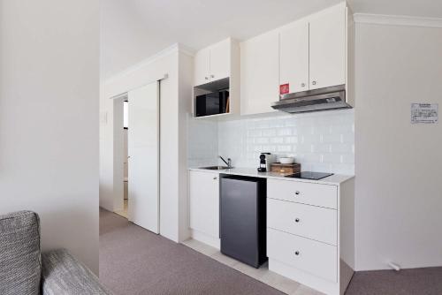 King Bed with Sofa Bed Studio at Manly - 3min walk to Corso & Manly Beach - image 8