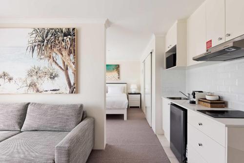 King Bed with Sofa Bed Studio at Manly - 3min walk to Corso & Manly Beach - image 2