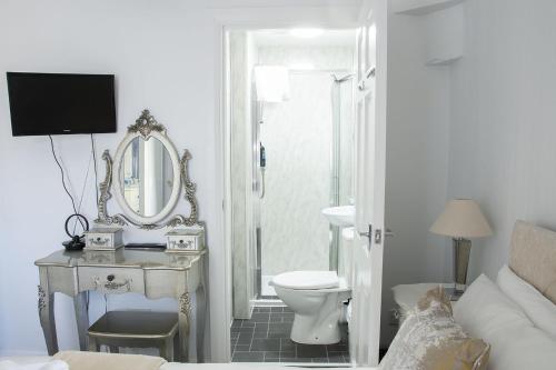 Bishop Gate B&B - image 12