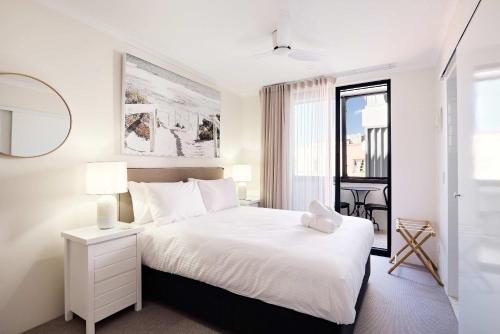 Queen Bed with Balcony at Manly - 3min walk to Corso & Manly Beach - image 8