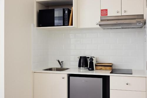 Queen Bed with Balcony at Manly - 3min walk to Corso & Manly Beach - image 7