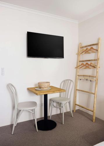 Queen Bed with Balcony at Manly - 3min walk to Corso & Manly Beach - image 11