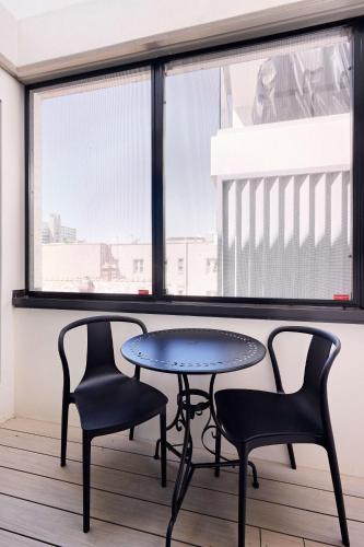 Queen Bed with Balcony at Manly - 3min walk to Corso & Manly Beach - image 3