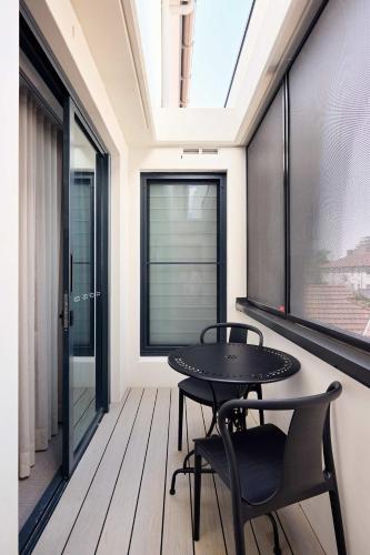 Queen Bed with Balcony at Manly - 3min walk to Corso & Manly Beach - image 10