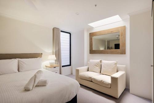 Queen Bed Studios with Sofa at Manly - 3min walk to Corso & Manly Beach - image 11