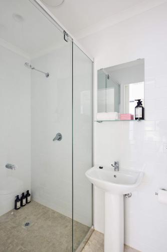 Queen Bed Studios with Sofa at Manly - 3min walk to Corso & Manly Beach - image 9