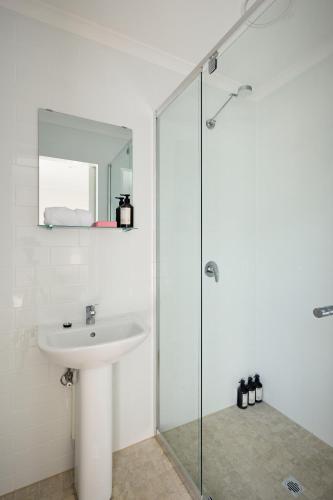 Queen Studios with Sofa Bed at Manly - 3min walk to Corso & Manly Beach - image 9