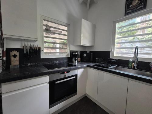 キッチン, Cozy House with Terrace in Upper Prince's Quarter in オイスター ポンド