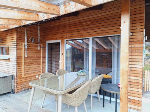 陽台/露台, Alb Chalet mit Naturschwimmteich in 黑羅爾茨塔特