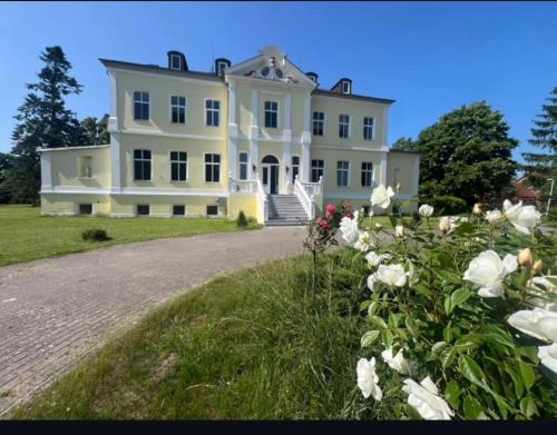 外部景觀, Schloss Schmuggerow in 杜赫羅