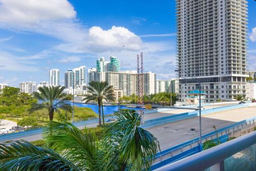 Amazing 2 BR Apartment Pool & Near Beach in ฮอลลันเดล