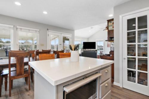 Facilities, Bayside Retreat Bring your boat private boat ramp at this fabulous bayfront home in League City (TX)