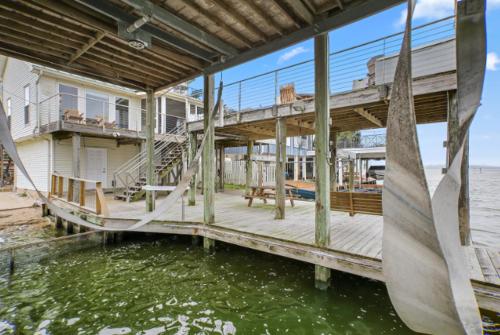 Facilities, Bayside Retreat Bring your boat private boat ramp at this fabulous bayfront home in League City (TX)