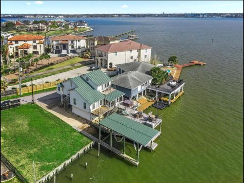 Facilities, Bayside Retreat Bring your boat private boat ramp at this fabulous bayfront home in League City (TX)