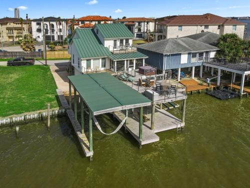 Létesítmények, Bayside Retreat Bring your boat private boat ramp at this fabulous bayfront home in Kemah (Texas)