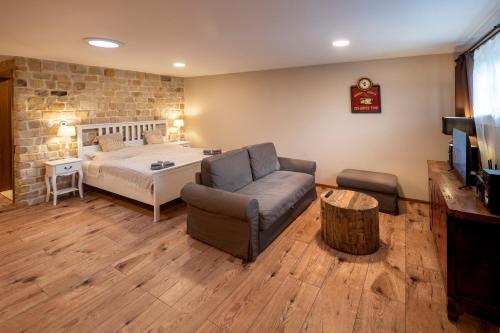 Studio Flat - Sleeps 3 - Parking - Wifi in Chyne