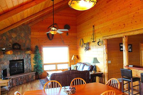 Lovely Lakeside Suite Rental on Eco-Friendly Ranch near Lincoln, Nebraska in 阿比特麗斯