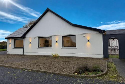 Unterkunft von außen, Willow Lodge Cashel- Rock View-Sleeps 8 guests-Spacious- Cosy in Cashel