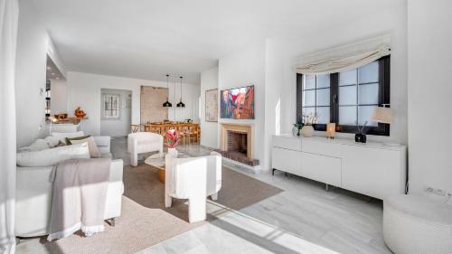 VACATION MARBELLA I Aldea Blanca, Luxury Duplex, Sea View, BBQ Grill, 24-7 Security, Walking Distance to Puerto Banus