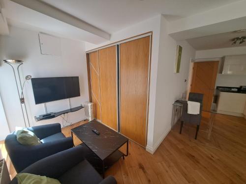 NELL GWYNN HOUSE - Large Studio Apartment with Patio, Sloane Square in Kensington and Chelsea