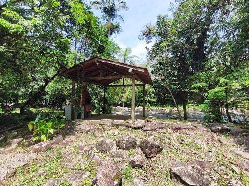 Kert, Simplicidade em meio a Natureza -com acesso ao rio in Porto de Cima