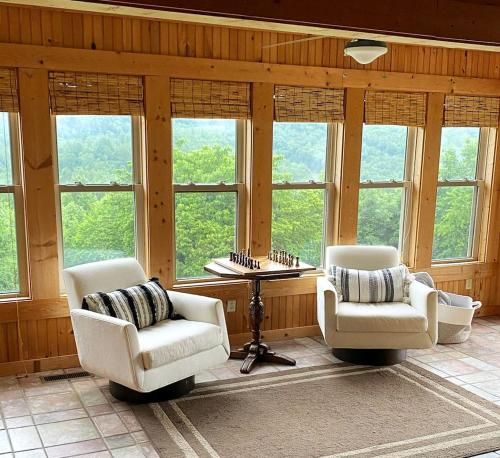 Hillside Haven Cabin with Hot Tub in Rutherfordton, NC in Green Hill