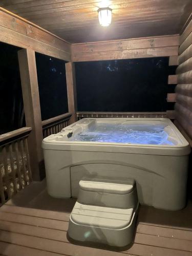 Гореща вана, Hillside Haven Cabin with Hot Tub in Rutherfordton, NC in Green Hill