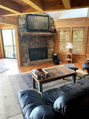Hillside Haven Cabin with Hot Tub in Rutherfordton, NC in Green Hill