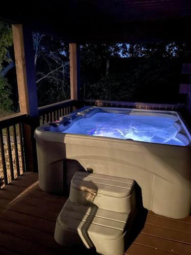 Гореща вана, Hillside Haven Cabin with Hot Tub in Rutherfordton, NC in Green Hill