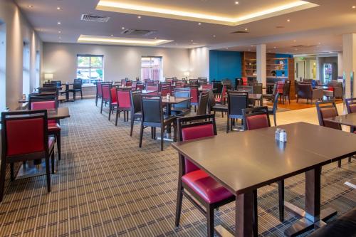 Food and beverages, Holiday Inn Express Birmingham Oldbury By IHG in Oldbury